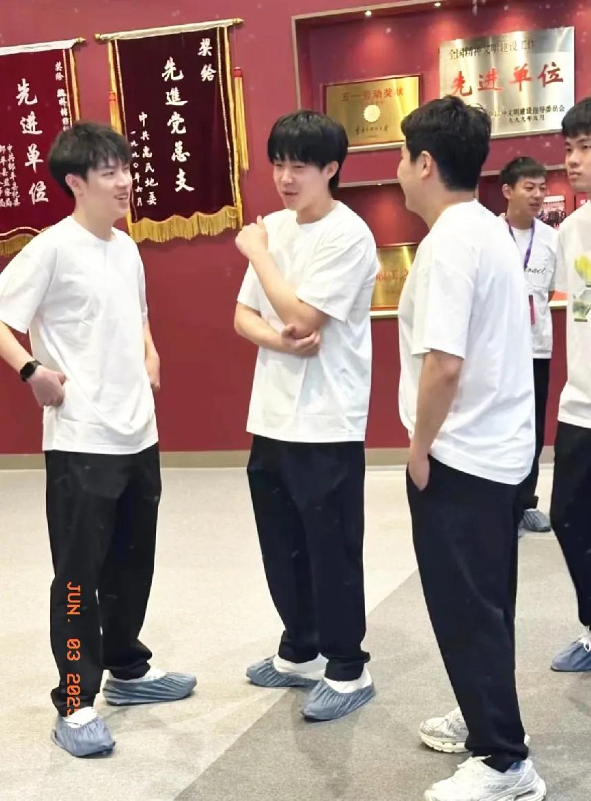 魏桥男团出来炸街了，纯白纯白的感觉

昨天王楚钦、梁靖崑、黄友政、林昀儒等齐聚魏