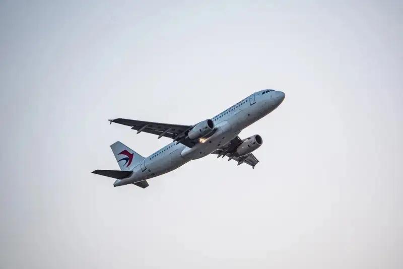 近日，有网友反映，在中国东方航空一趟航班上，因机票超售，工作人员拒绝一名计划就医