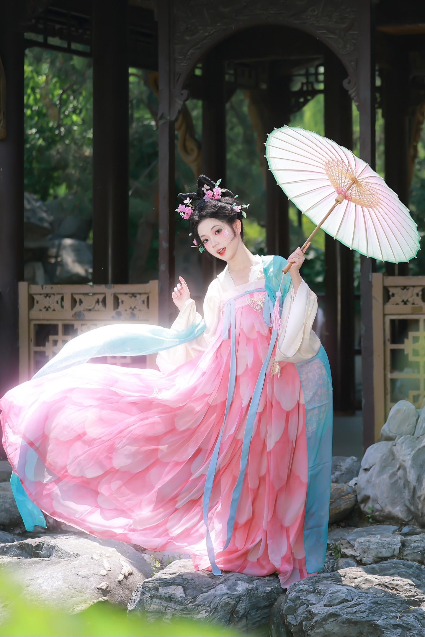 小池新绿雨添痕。