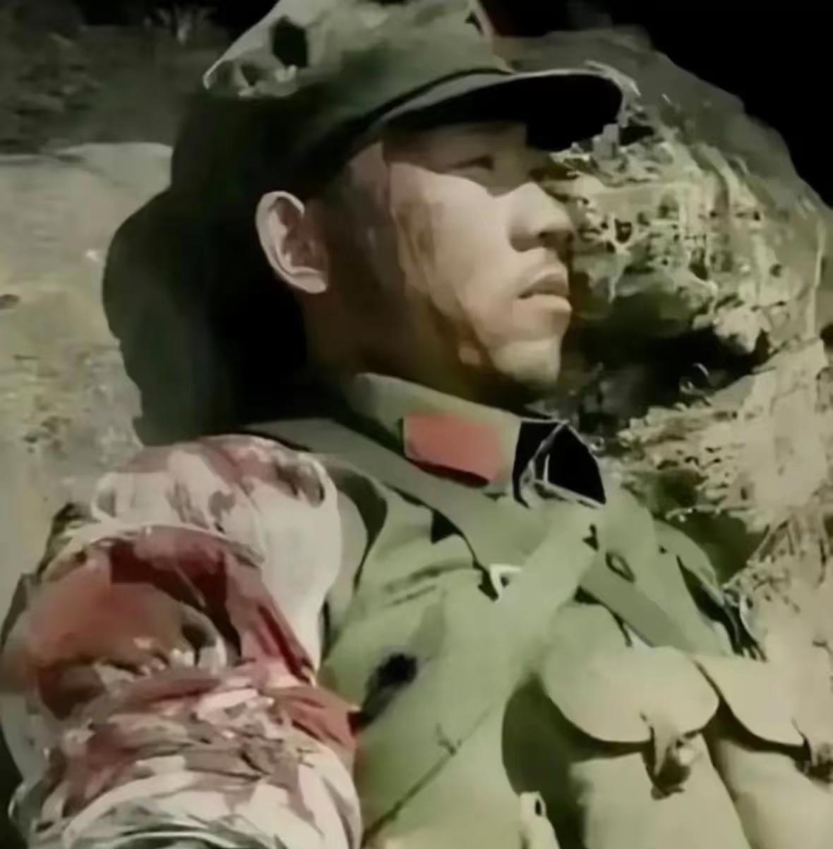 这张是蒋金柱烈士最后一张留在世上的照片，照片中的他，头部被子弹击中，手臂被打断，