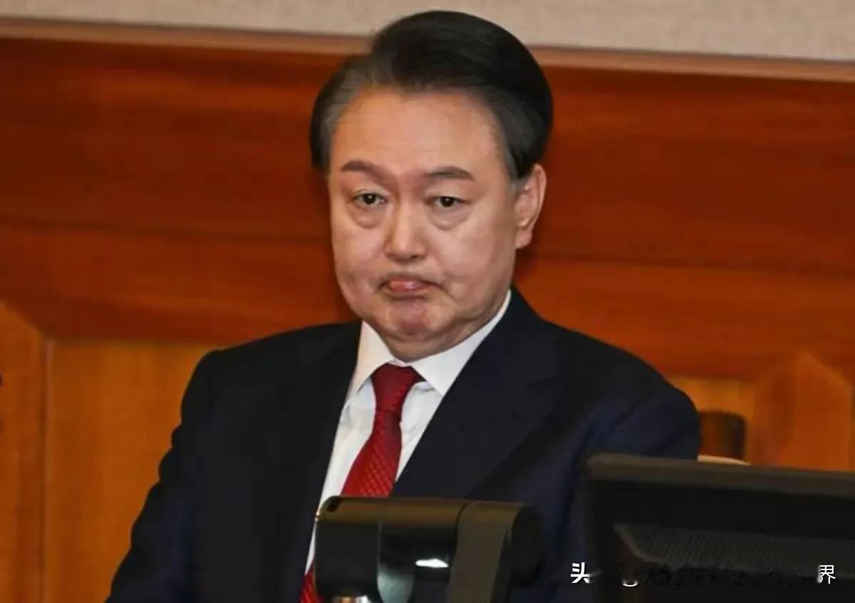 都说尹锡悦不体面，撒泼打滚，脱衣服躺地上对抗调查和逮捕。但是你们想过吗？他为什么