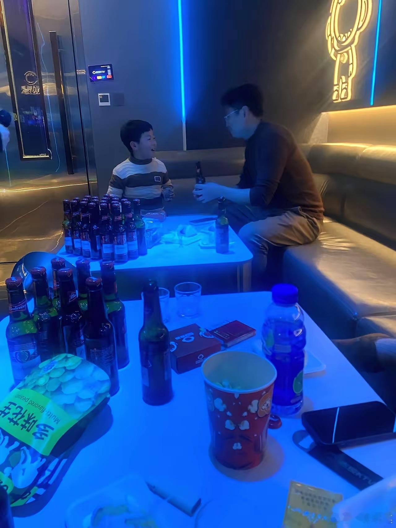 中国游客在土耳其街头闲逛，被自称在杭州留学、家里开着三家烤肉店的本地“富二代”搭