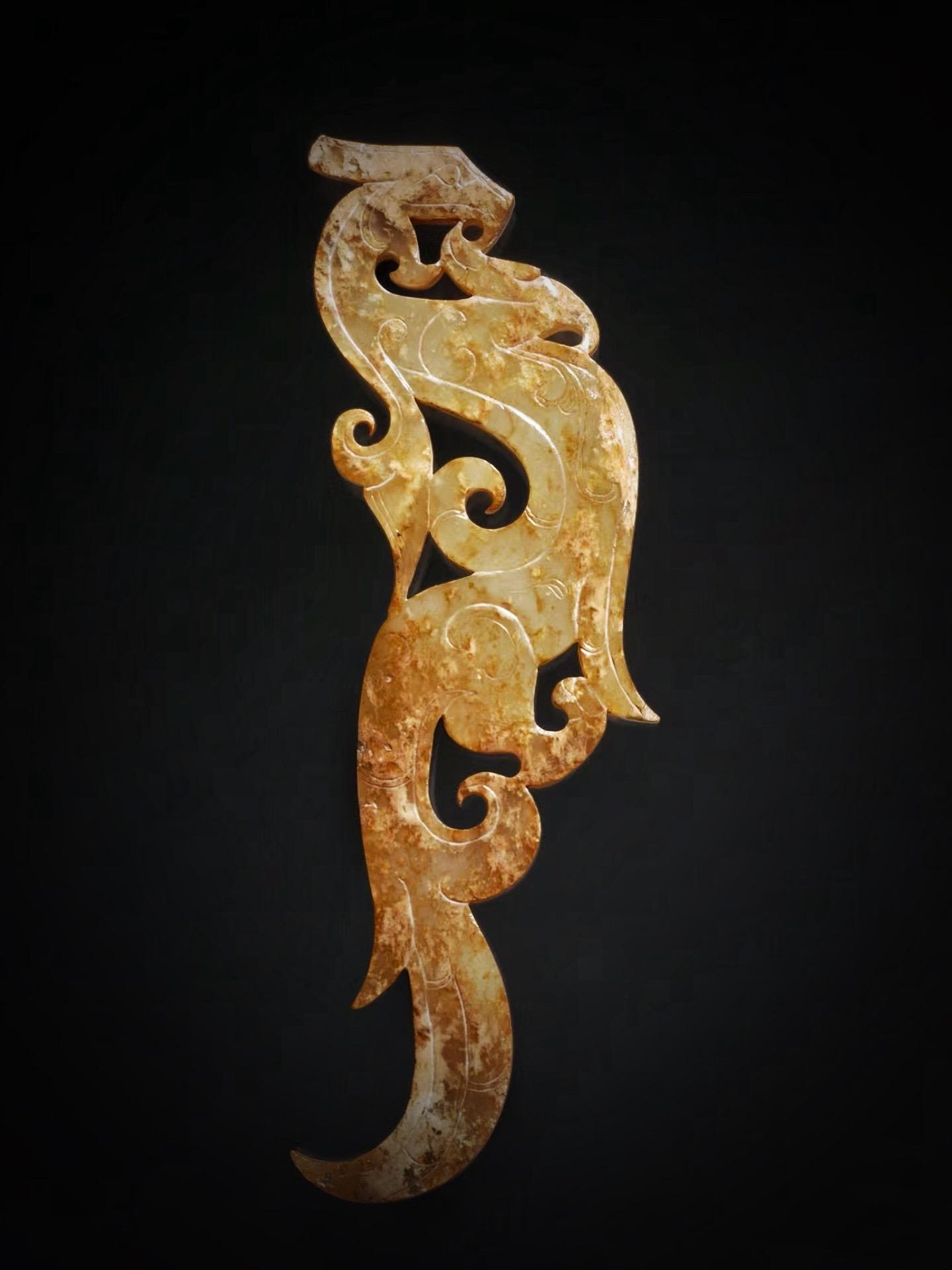 战国·龙首凤尾玉觿。凤凰于飞，翙翙其羽，亦集爰止 蔼蔼王多吉士，维君子...