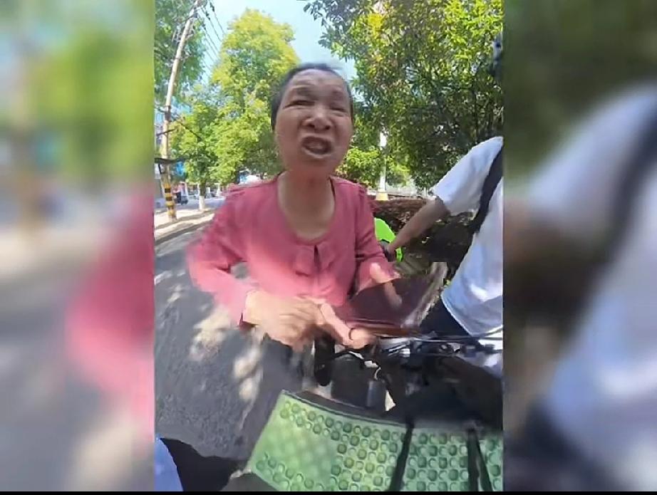 菩萨会与恶鬼共存，做好人也要会自保

视频中小伙子的爱心，能看的出来，但也看出了