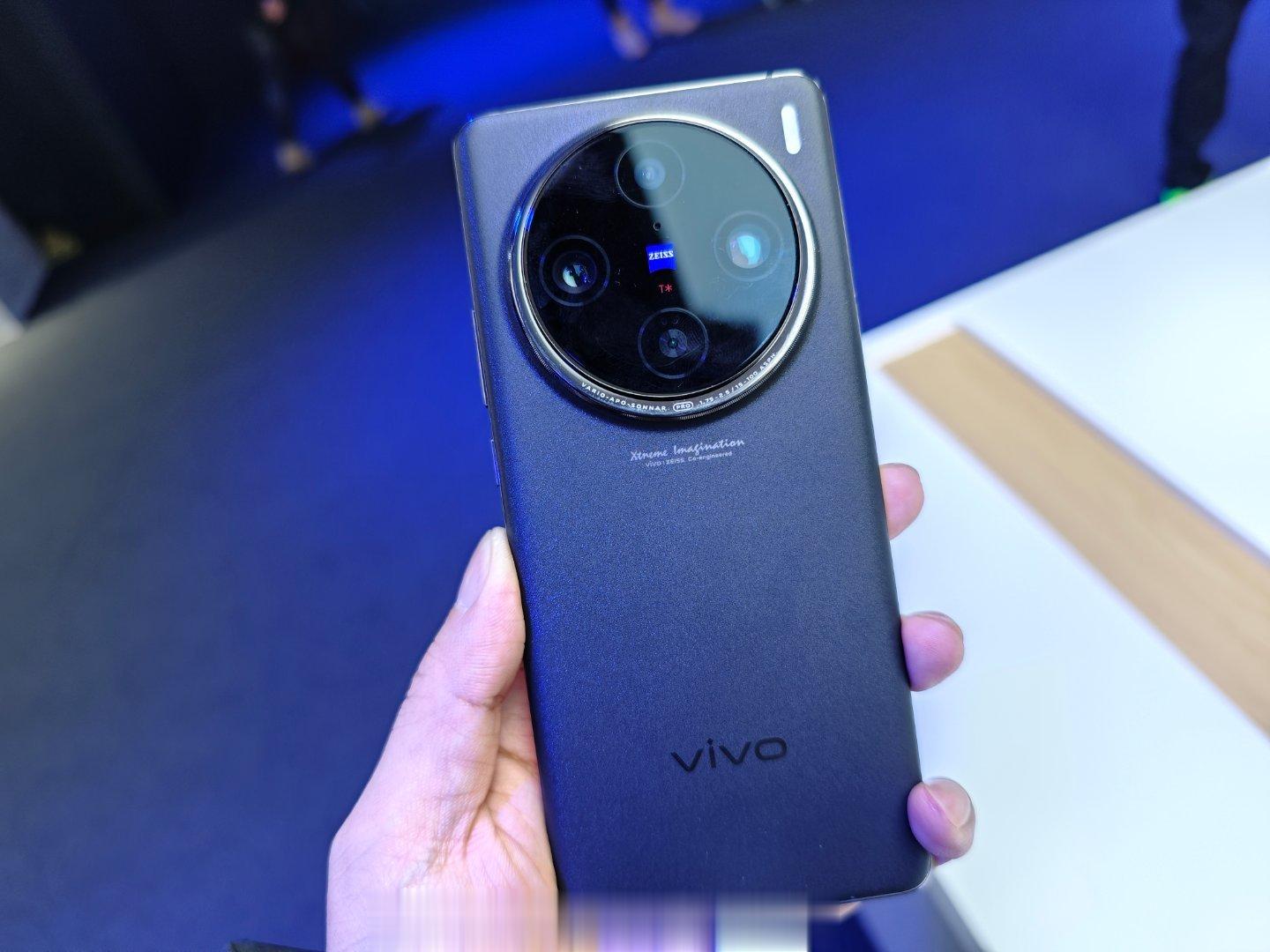 vivo X100系列四色现场实拍，白色和蓝色个人感觉都很不错。另外，Pro的长