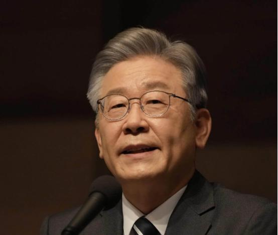 韩国对外宣布！
 
9月11号下午，韩国央行有个理事出来说话了，一开口就挺实在：