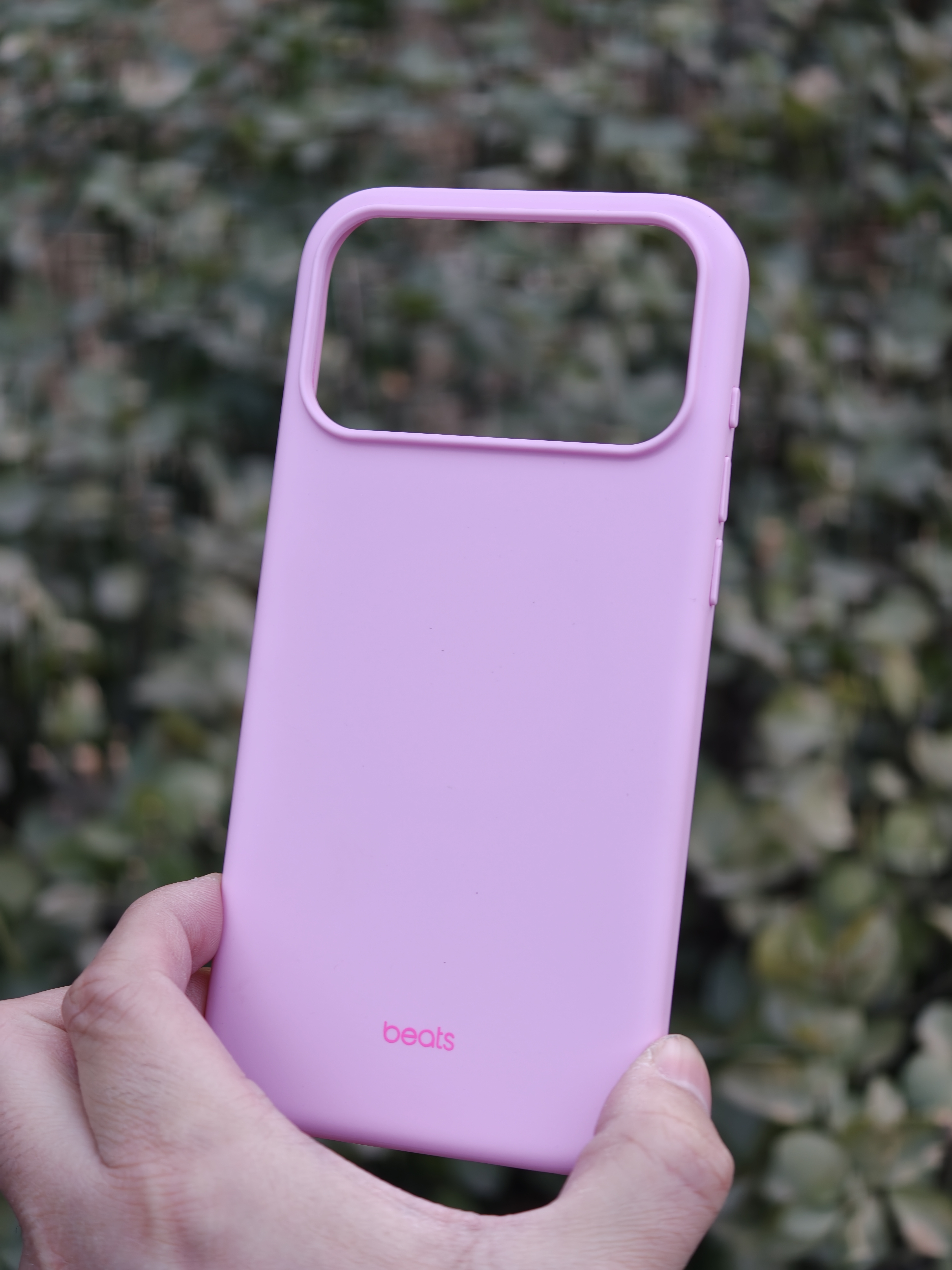 老婆又买了个Beats 的粉色 iPhone 17 Pro Max 手机壳，不一