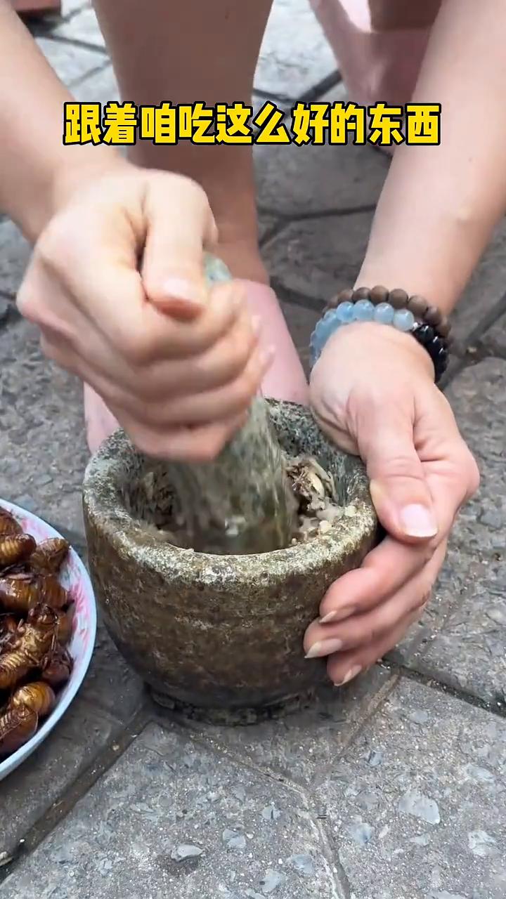 老外嫁到山东才知道，这就是夏天最硬的菜，也是享福了。跟着咱吃这么好的东西，大饼再