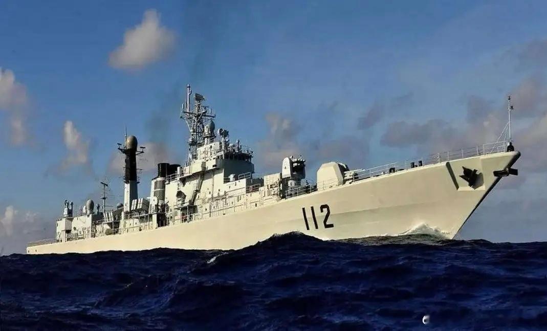 胖哥论坛【055型大驱还有4艘即将服役，将会替代哪些老舰？】前不久，央视《新闻联