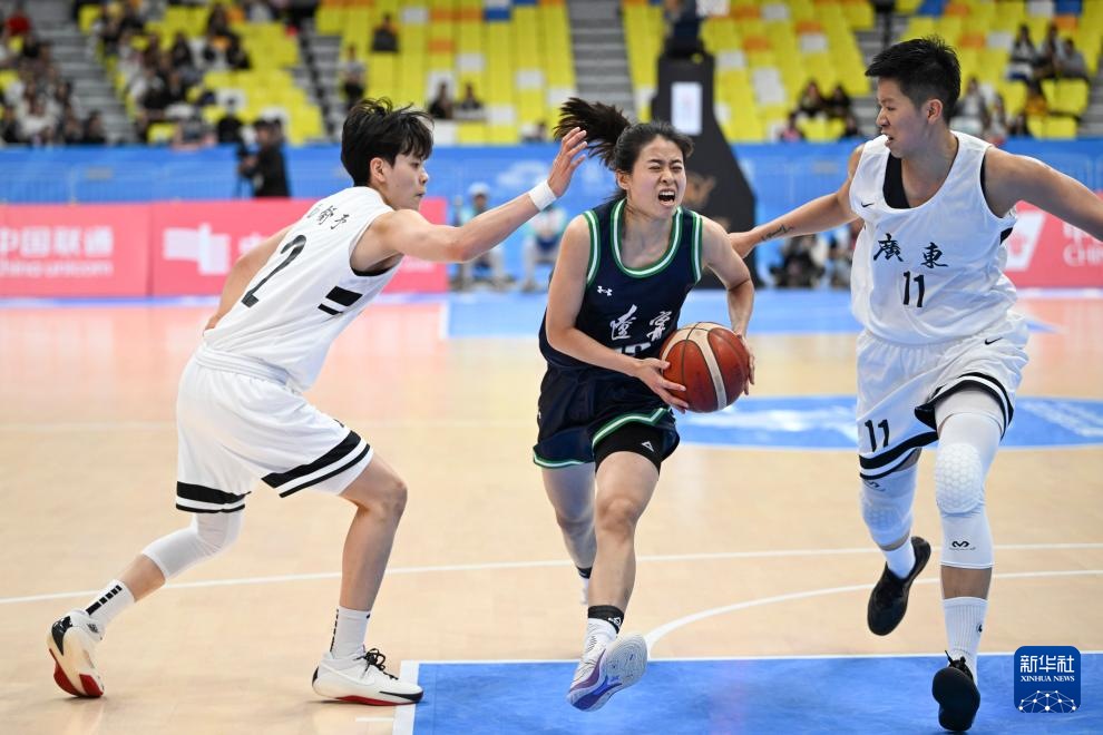 女子成年组半决赛，广东队夹击孙超越。 