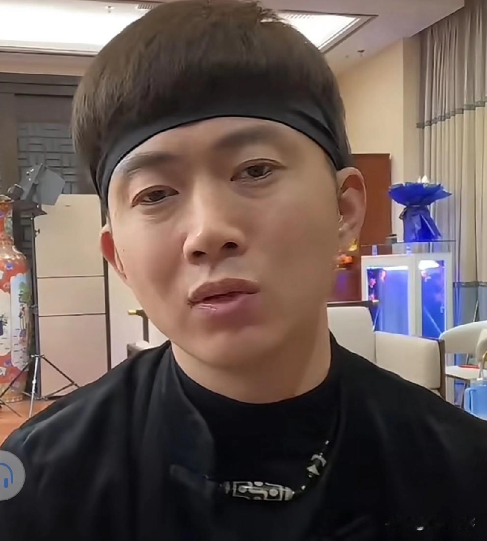浩南愿净身出户，坚持离婚。

           久居泰国的浩南开直播，呵斥老