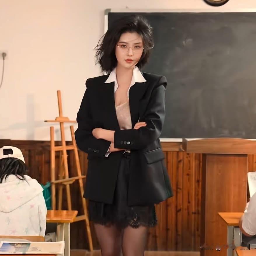 优雅的黑西装搭配高跟鞋，自信满满！👠💼美少女美景分享