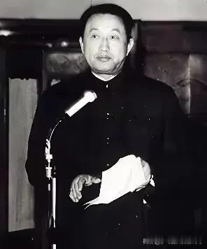 1966年八一电影厂乱得很，造反派天天抓人打架。老员工陈播严寄洲icon被整得很