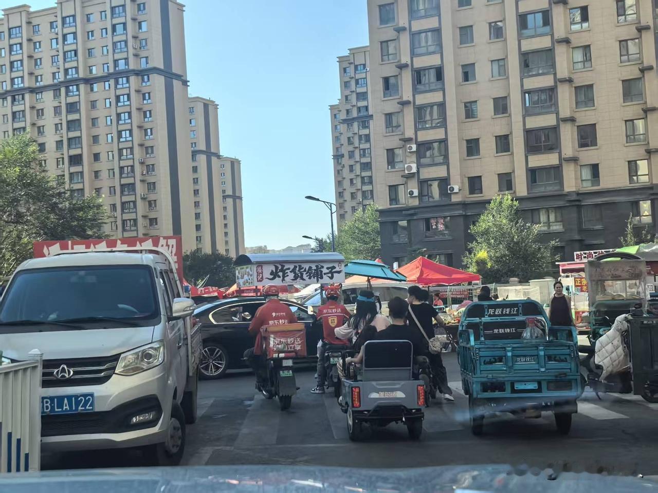 刚打通就变“马路市场”！紫金城这条新路，乱象太糟心
    刚打通的主干道，本该