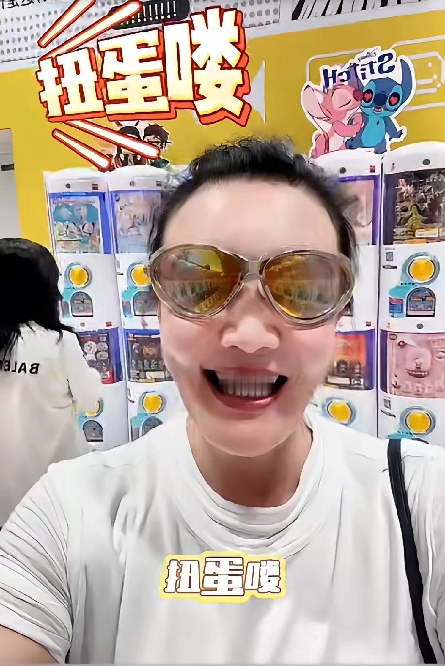 兰姐很开心，和孙女一起逛街买买，看上去真年轻，兰姐的心态特别好，接受新事物能力强