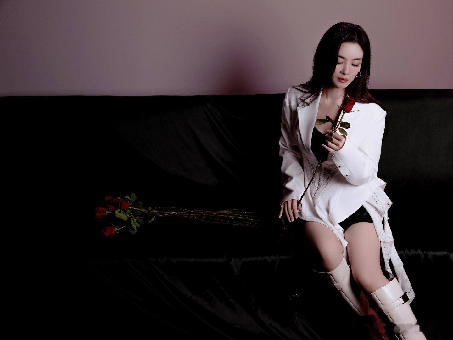 李晟十日终焉章晨泽贴脸度英气带锐的长相太戳人！李晟自带清冷疏离感，和章晨泽的人设