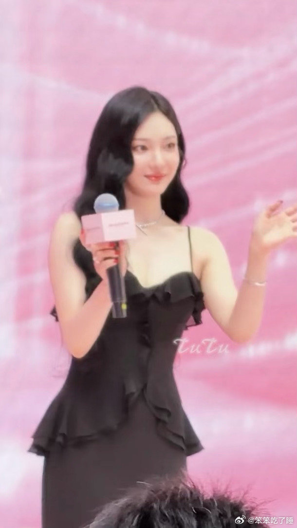 宁艺卓说回到国内宁艺卓反应好快 一字之差的细节宁宁精准抓住，主动纠正措辞，看得出