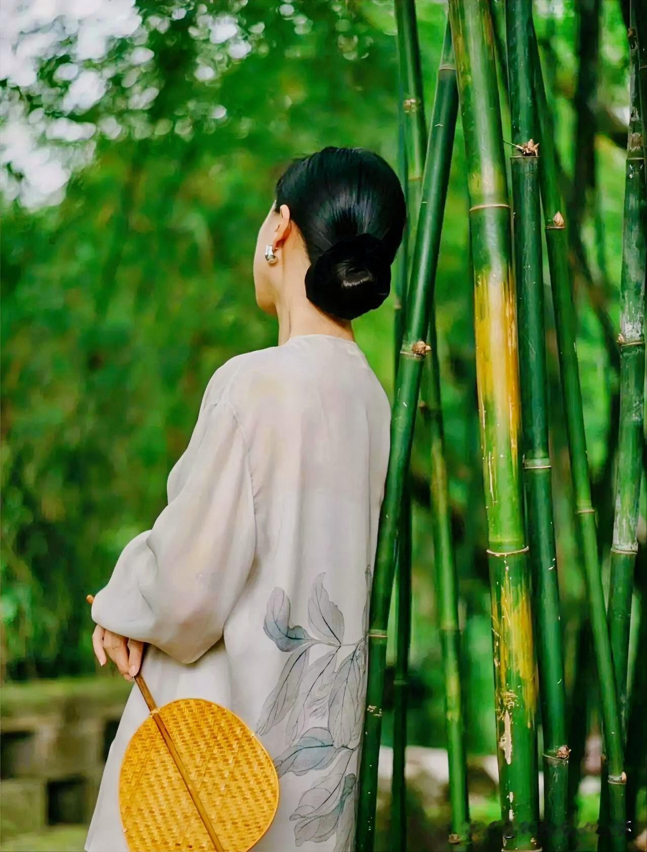 下联：岁晚风寒白发新
上联：有请雅士[玫瑰][玫瑰][玫瑰]