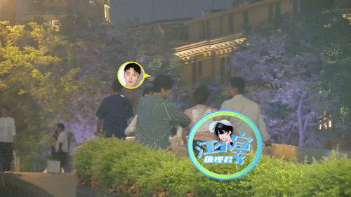 #张昊唯与女友大街上搂抱# 狗仔江小宴拍到张昊唯与女友在大街上搂抱，十分恩爱。 