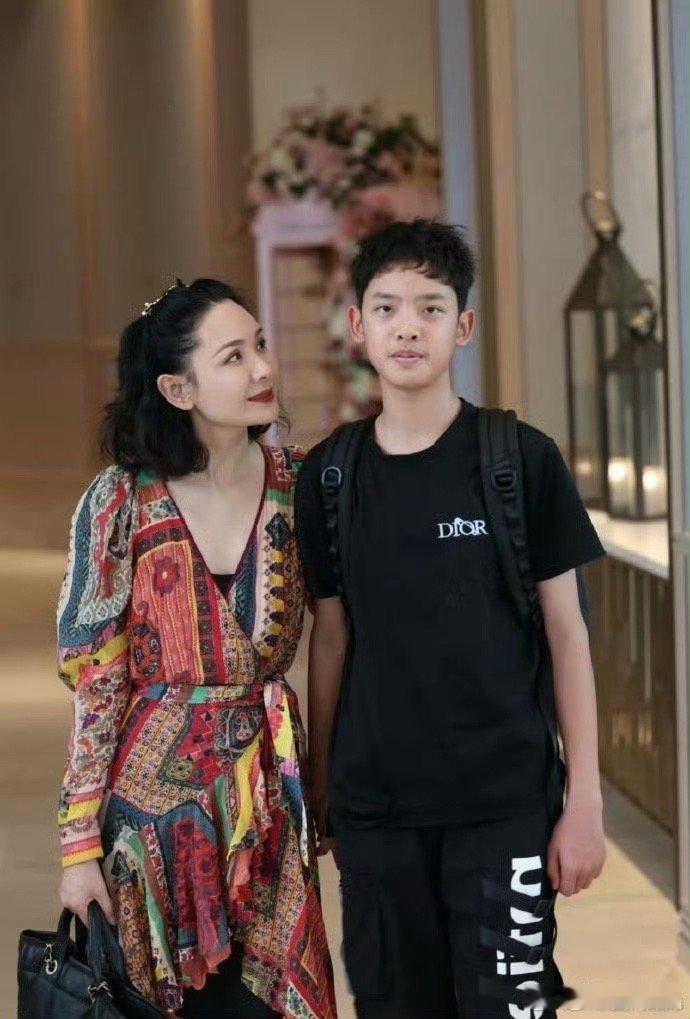郭晓东程莉莎儿子15岁了 郭晓东程莉莎的儿子郭子诚15岁了！时间真的过得好快，当