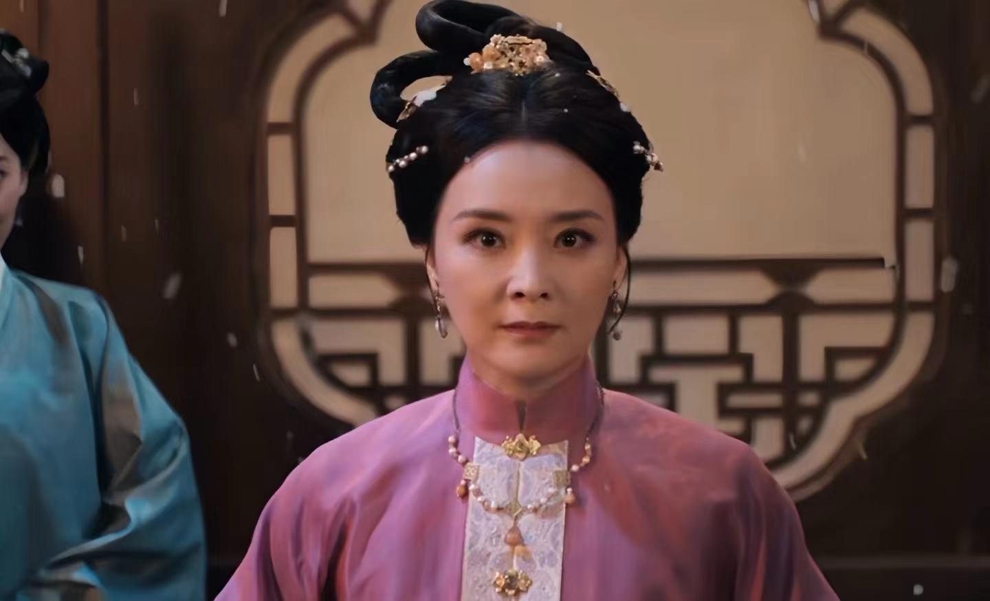 对晴格格恨不起来 王艳的周姨娘之所以让观众“恨不起来”，本质上是经典角色滤镜、演