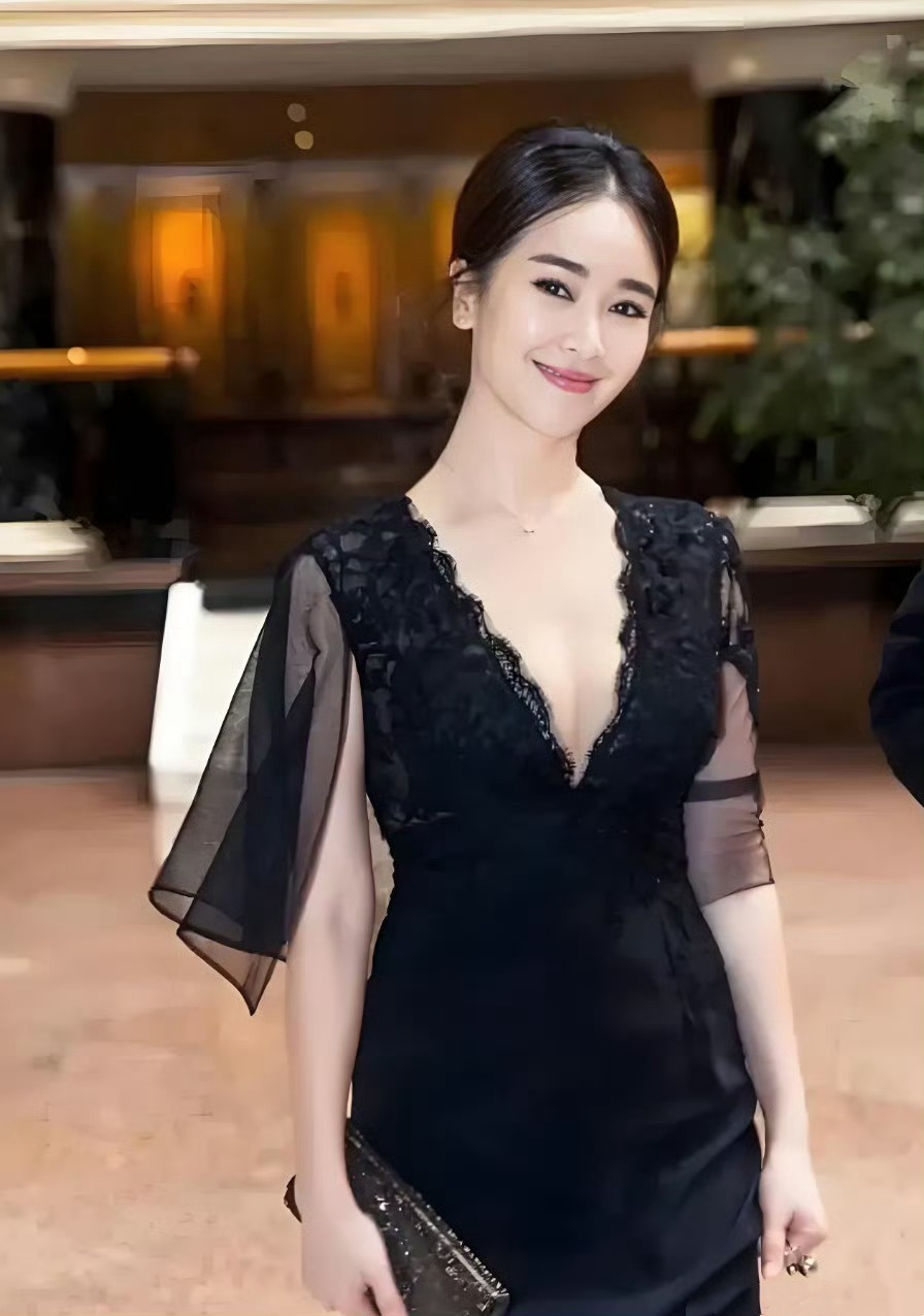 左小青早期穿搭美照：一身蕾丝黑裙，好生优雅。左小青