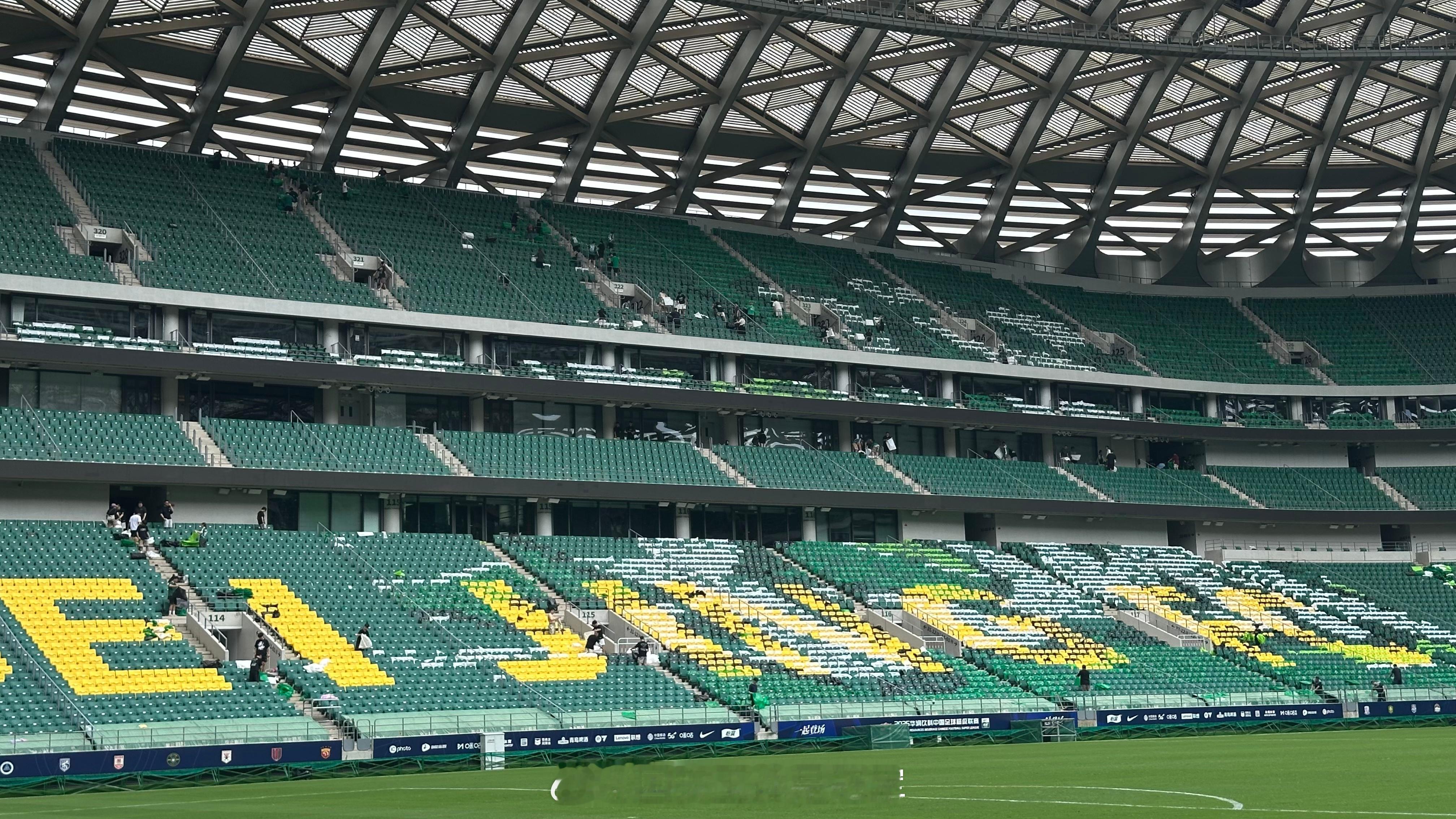 【有始有终】昨天完成6万人 tifo 的展示，今天球迷大部队和俱乐部工作人员又来