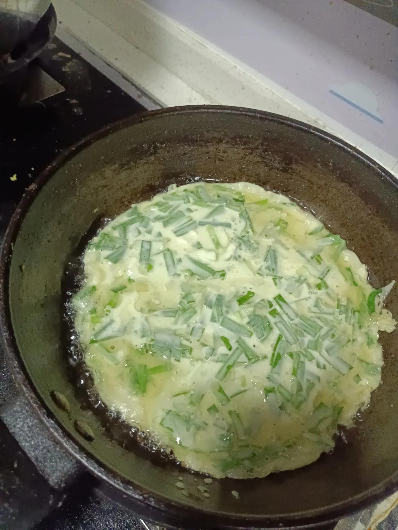 家常菜饼，简单美味，不一会就出好几张饼，快试试吧。葱叶子饼 菜饼菜谱