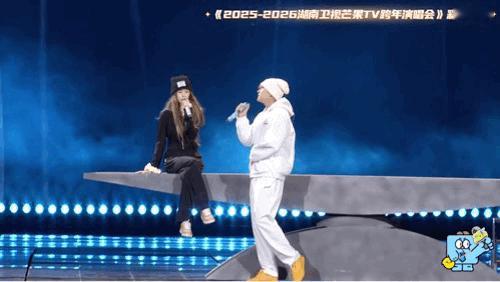 黄子韬瘦了黄子韬说要把海关卡住的颜值都拿回来，他真的做到了。跨年演唱会彩排的路透