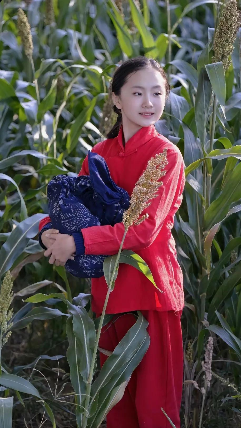 红衣少女立田间，笑语盈盈意自闲。高粱熟了！#人像摄影# #美艳倩影随心定# #秋