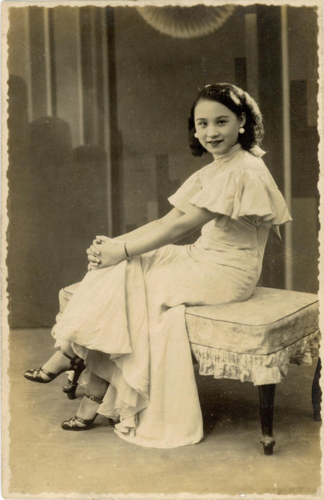 30年代影星陈燕燕晚礼服正面像与侧面像历史影像