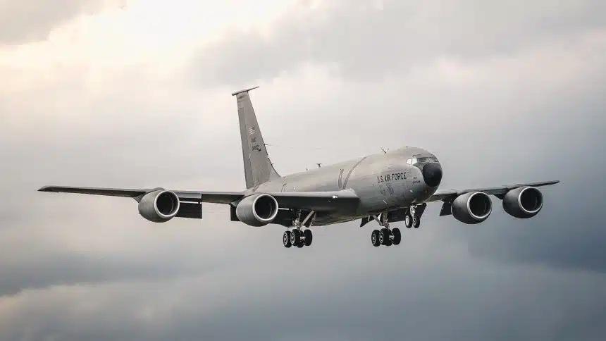 改尾不换头：在致命空中相撞受损的KC-135带新垂尾返航

2026年3月12日