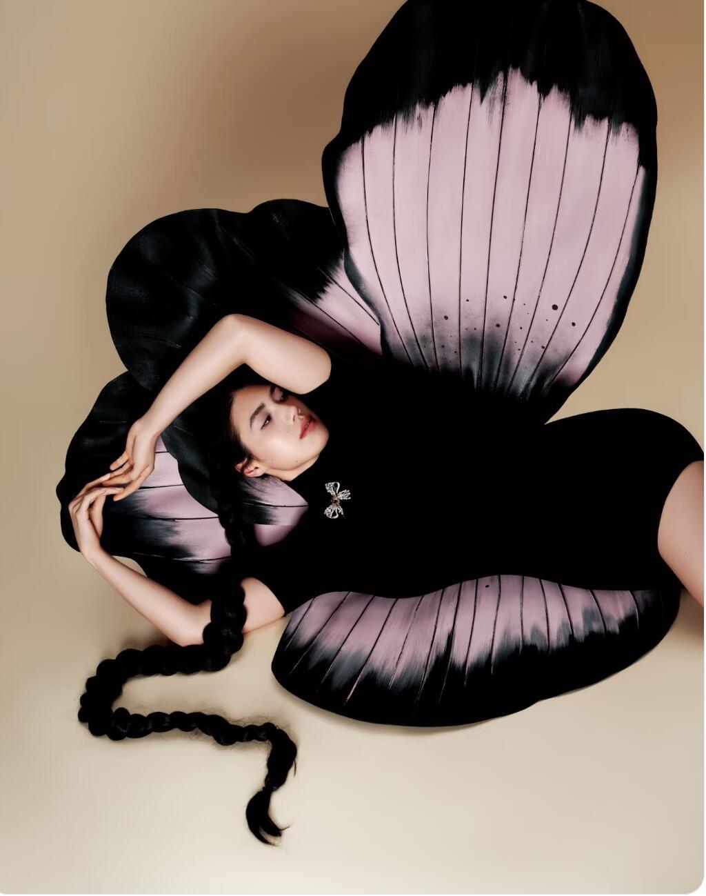 张雨霏治愈系花神 蝶后张雨霏！疑似花神落人间。她以凌厉爆发力划破水面，蝶泳姿态舒