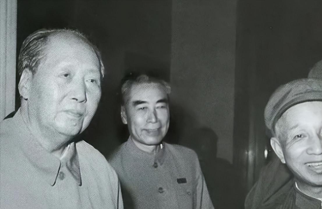 1948年4月28日，西柏坡，毛主席破例出门迎接粟裕，朱德站在门口，愣住了，连手