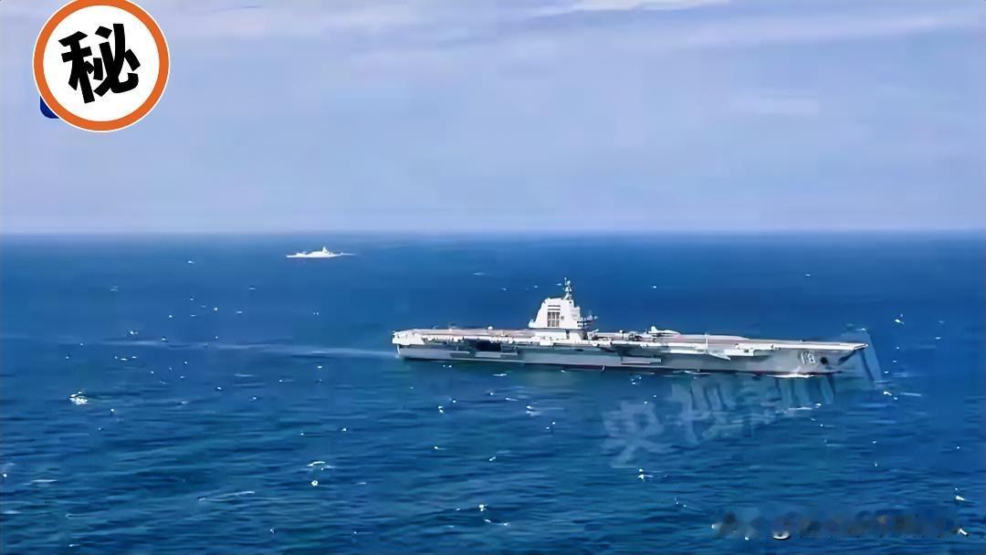 近日，由海军福建舰、延安舰、通辽舰等多艘舰艇组成的航母编队在完成海上训练任务后返