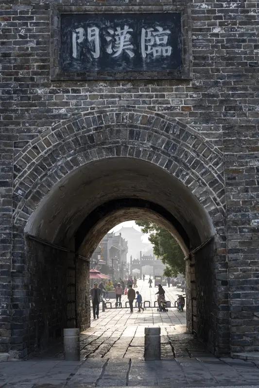 武侠精神到底是什么？在我看来，它是一种担当。就像郭靖，他坚守襄阳城，面对强大的蒙