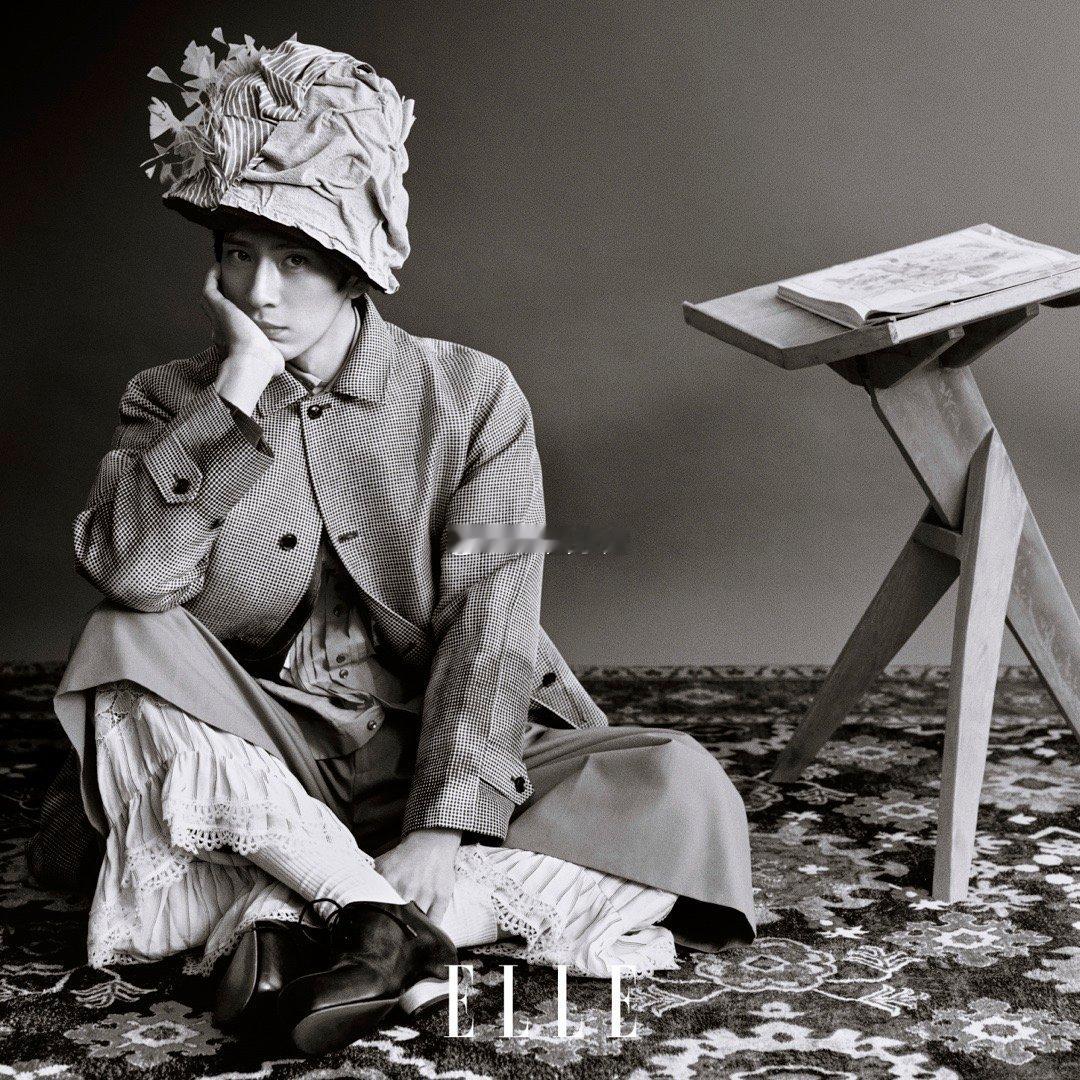 井柏然四登《ELLE》二月刊🦋双封面演绎复古与静谧一格一景，红黑格纹西装与骏马