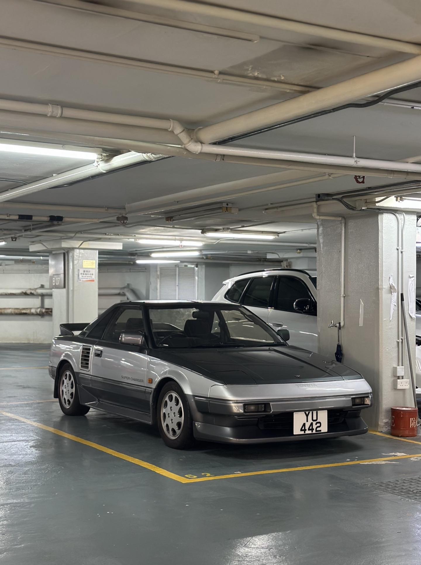 1988年 丰田MR2 AW11。初代后期款丰田Toyota MR2 AW11 2-door T-top（1988）动力方面搭载1.6L 4A-GZE supercharged 直列四缸引擎以及5速手波箱 
M代表Mid-engine，即中置引擎；R代表Rear-wheel drive，即后驱；2代表2-seater，即两座跑车。这些特征令MR2成为好玩且价格合理小跑车。这代MR2最初在1983年当时以SV-3概念车的命名于东京车展亮相，并在1984年正式开始量产，最早期的版本的bumper是黑色的，后改为车身同色。 
这款MR2是最早使用4A-GZE引擎（4A-GE的增压版本）的车型，加上车身重量较轻，使0-100加速最快可以达到6.5s，这在八十年代的日本同级别的跑车中算是很出色的成绩，而NA版本的引擎则要慢大约2.5s。