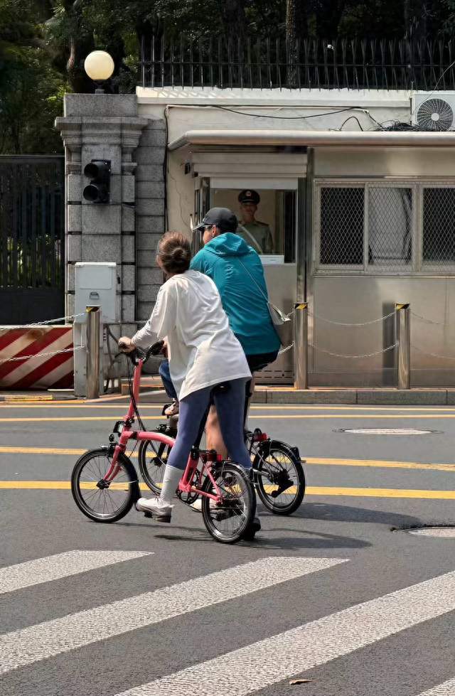 偶遇胡歌带女儿骑车，全程护住孩子面部，这份守护太暖心