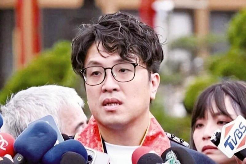 绿营与日本右翼简直一个模子里刻出来的
据最新消息报道说，赖清德已提名台独顽固分子
