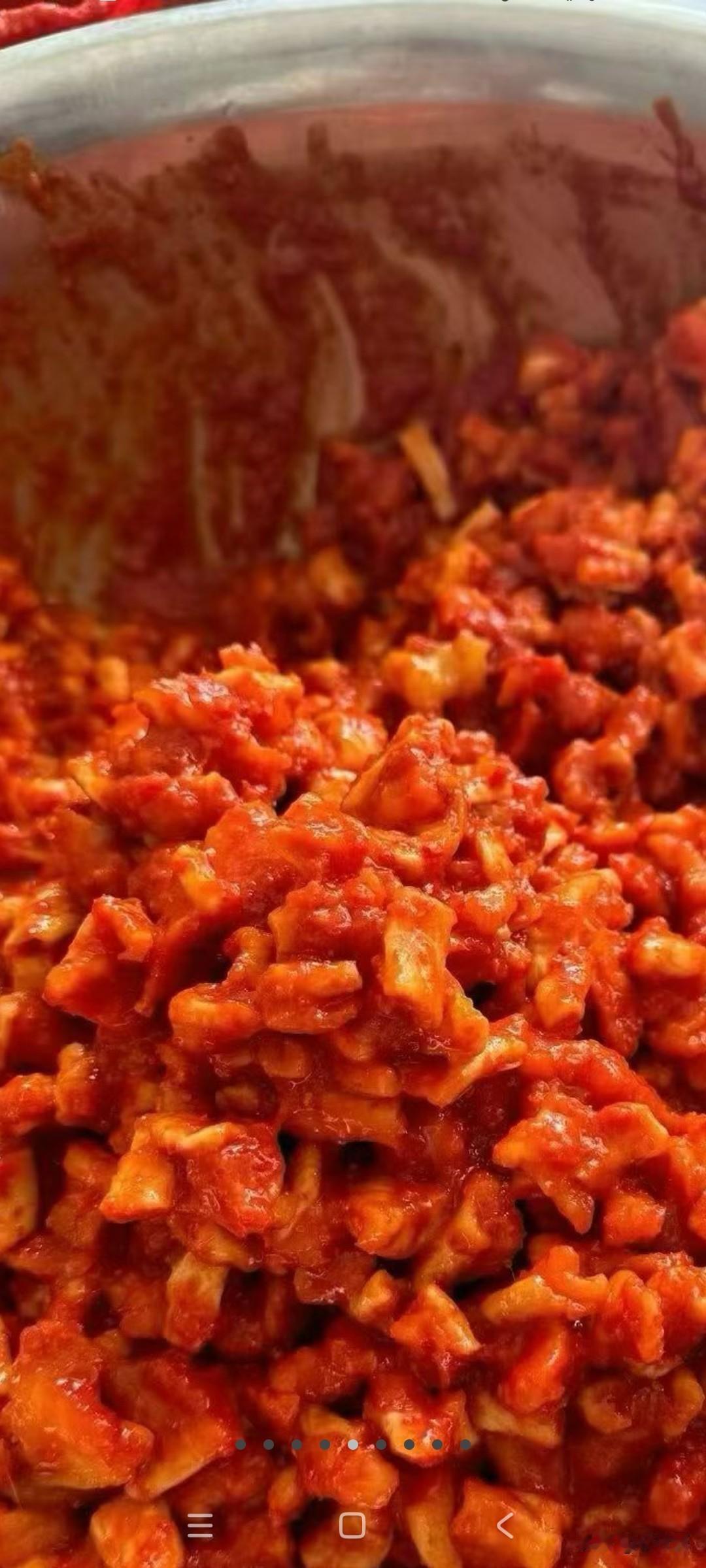 我们这里有个卖鱼妹，农村人，特别发狠，很有生活感，手艺精，这几年，她通过互联网卖