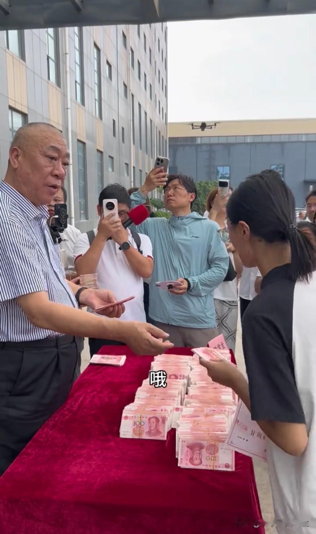 崔培军对自己资助过的学生说：
“过年过节不要给我发信息，加我微信，搞这些虚头巴脑