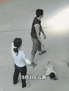 夫妻无交流，孩子活受罪！
一对年轻夫妻，带娃出去遛弯，老公也许是抱娃抱得太久，抱