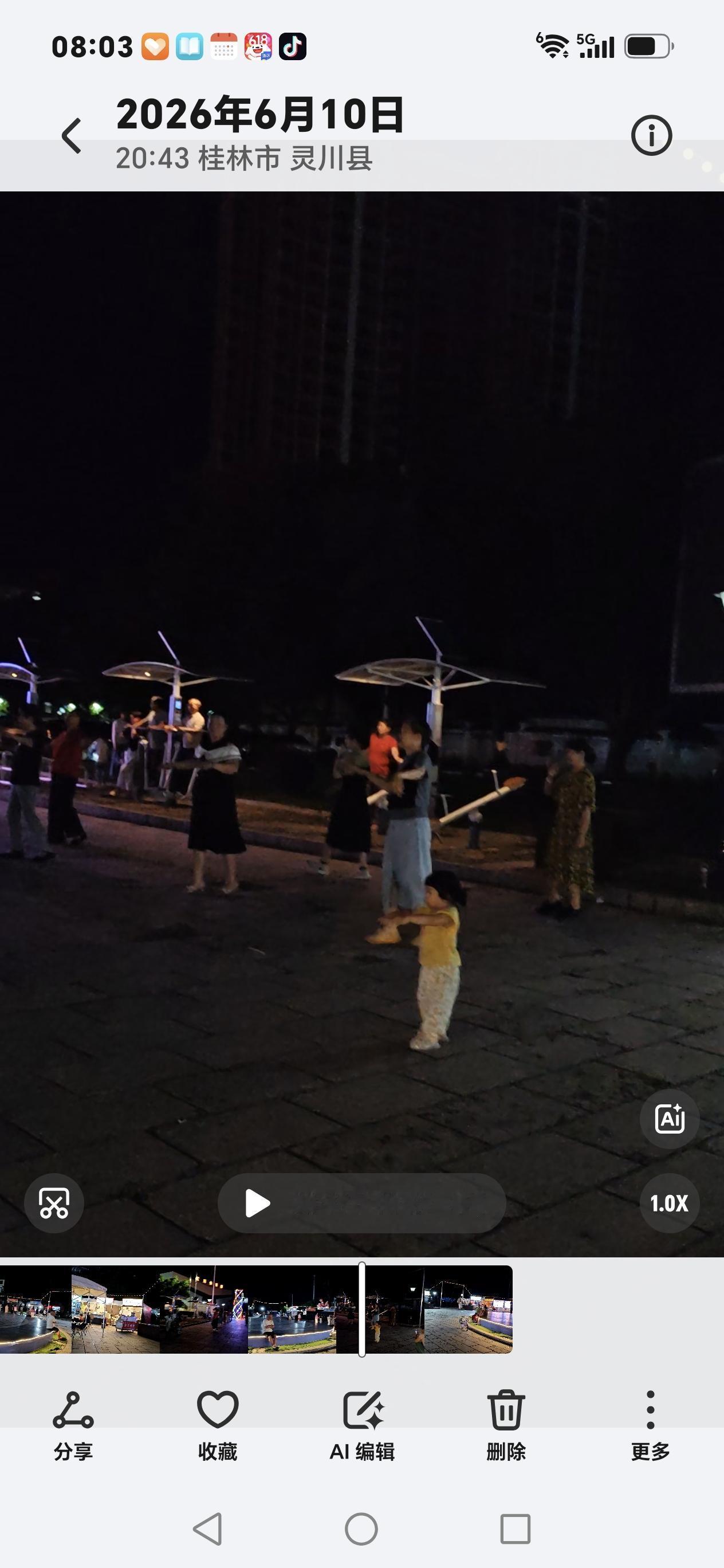 晚饭后的桂林灵川广场，晚风带着凉意，音乐一响起，阿姨们的广场舞就热热闹闹地开始了