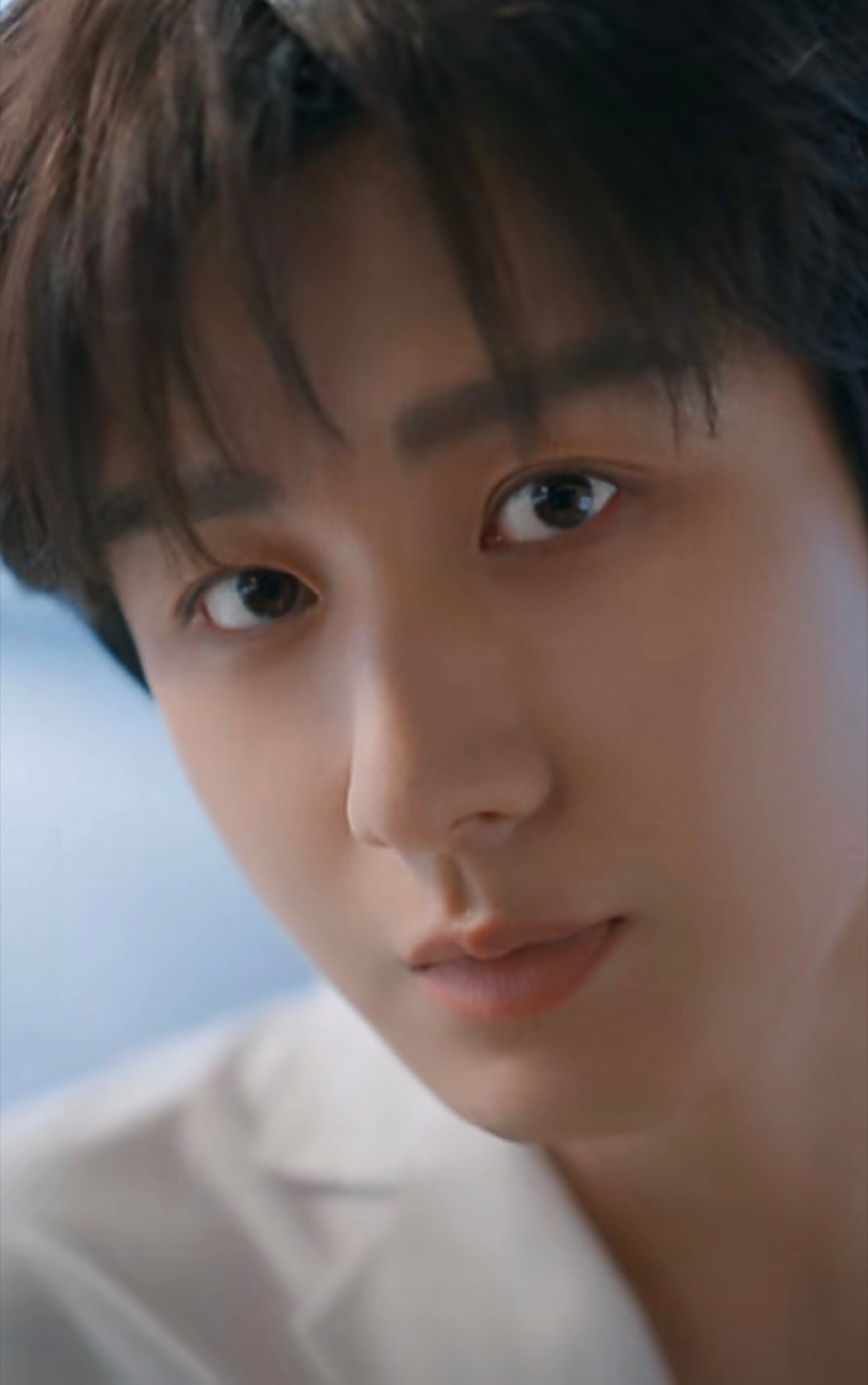 不必摘星，他本是你抬头可见的苍穹。每一步跋涉都有回响，每一程风雨皆成序章。成毅与