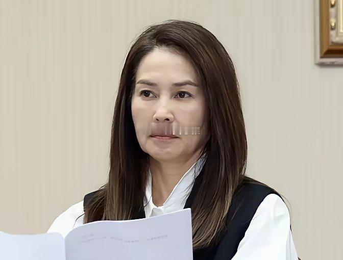 何家劲60岁了，女儿都会打酱油了可全网还在替他心疼，说他痴等高金素梅一辈子 