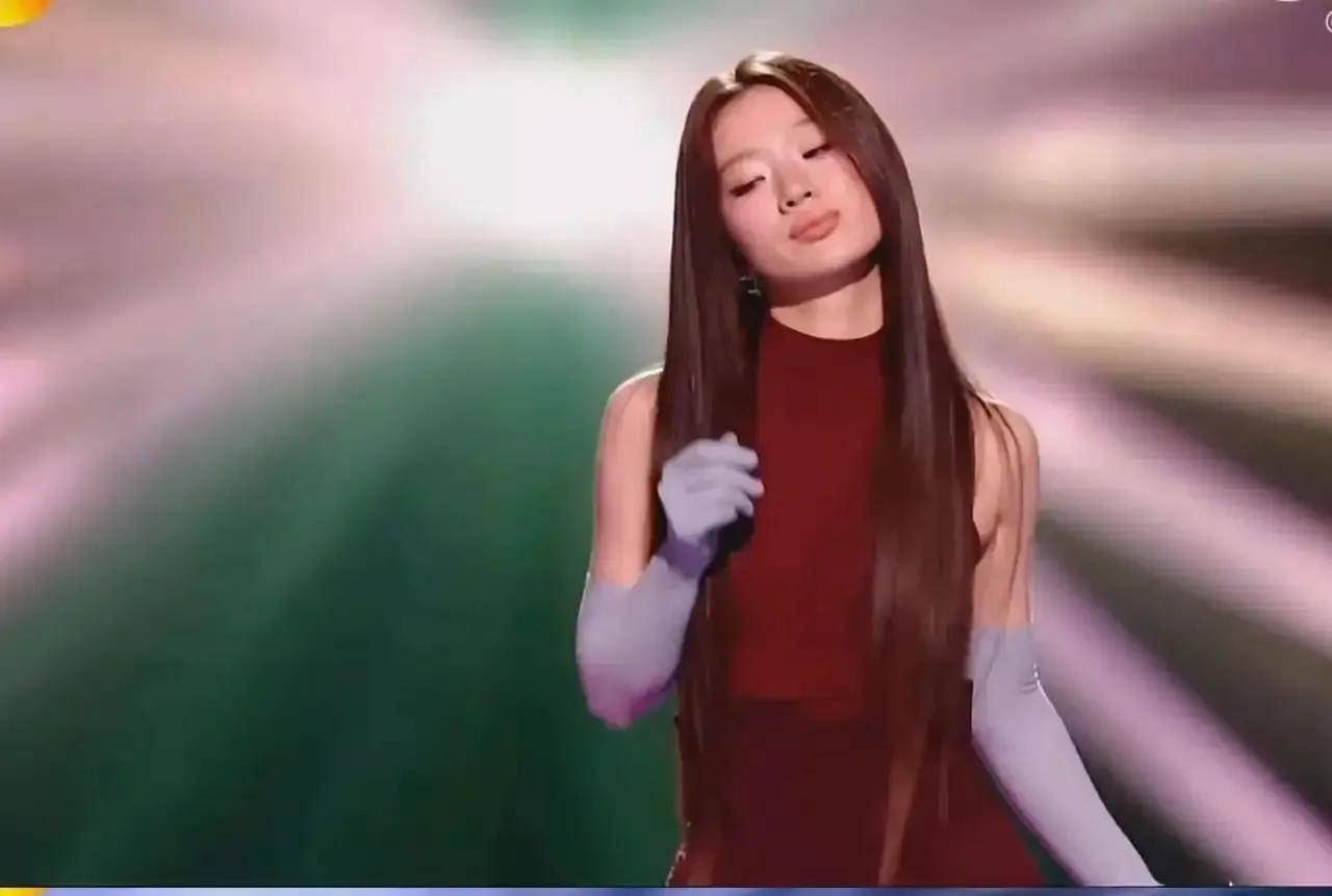 没想到歌手后的单依纯直接飞升为华语第一女歌手了！音乐节出场费370万一场！而且这