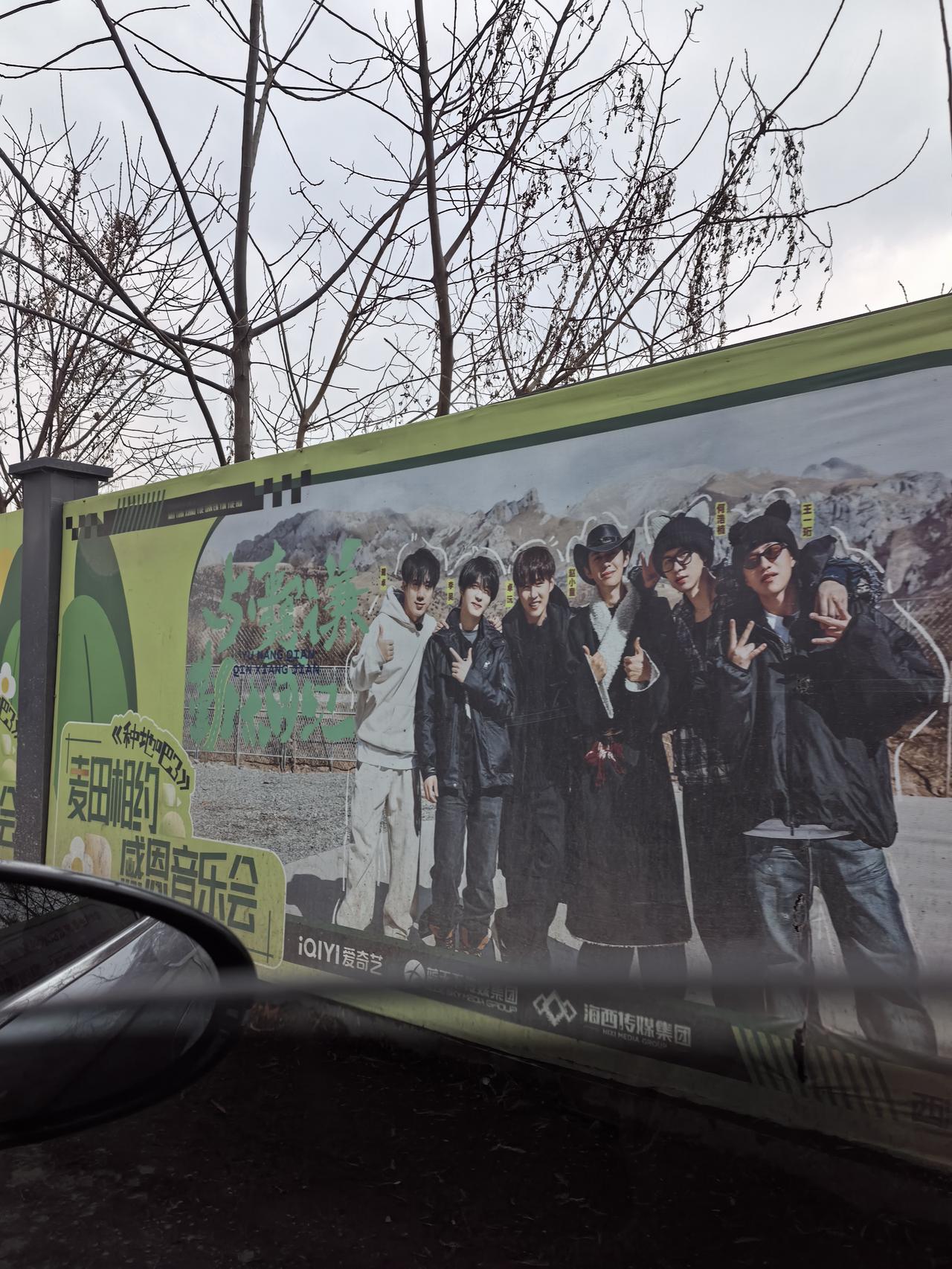 就像那对卖烧饼的夫妻，每天收摊数钱，多赚几块钱就能兴奋大笑，感到幸福知足。他们凭