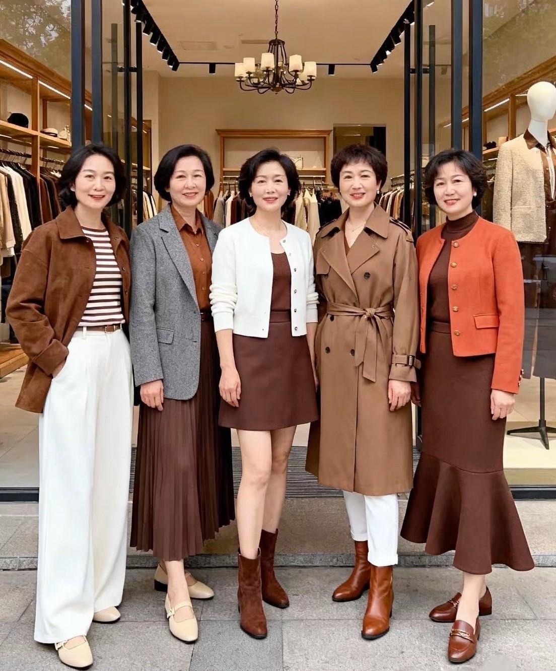 五位中谁的穿着最时尚最有品味？左一的这位是内衣没有选对，横条纹的花样与他的整体不