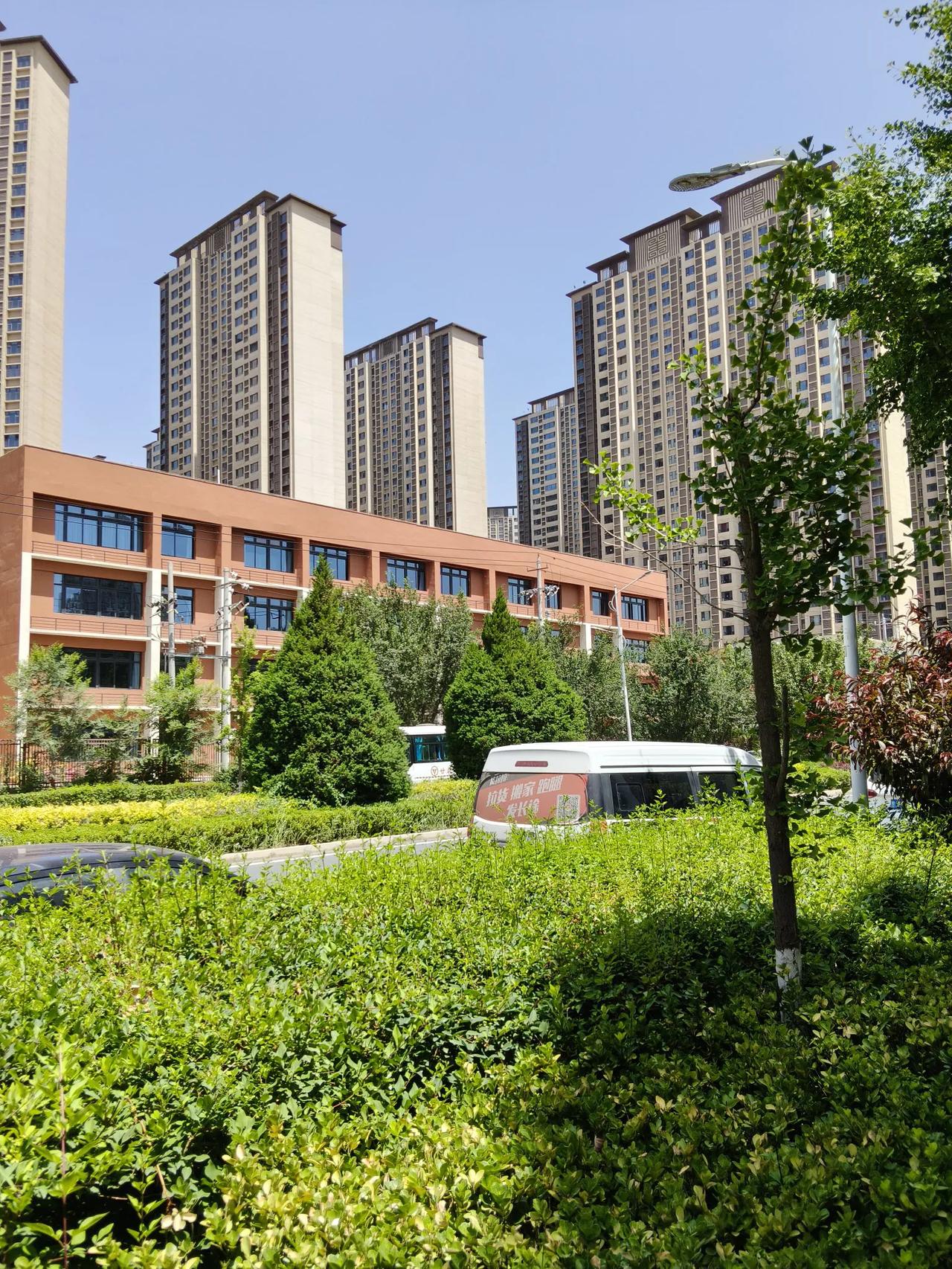 今天兰州的天气真的特别热，比比天气预报报的温度要高很多，大中午天气太热马路上都没